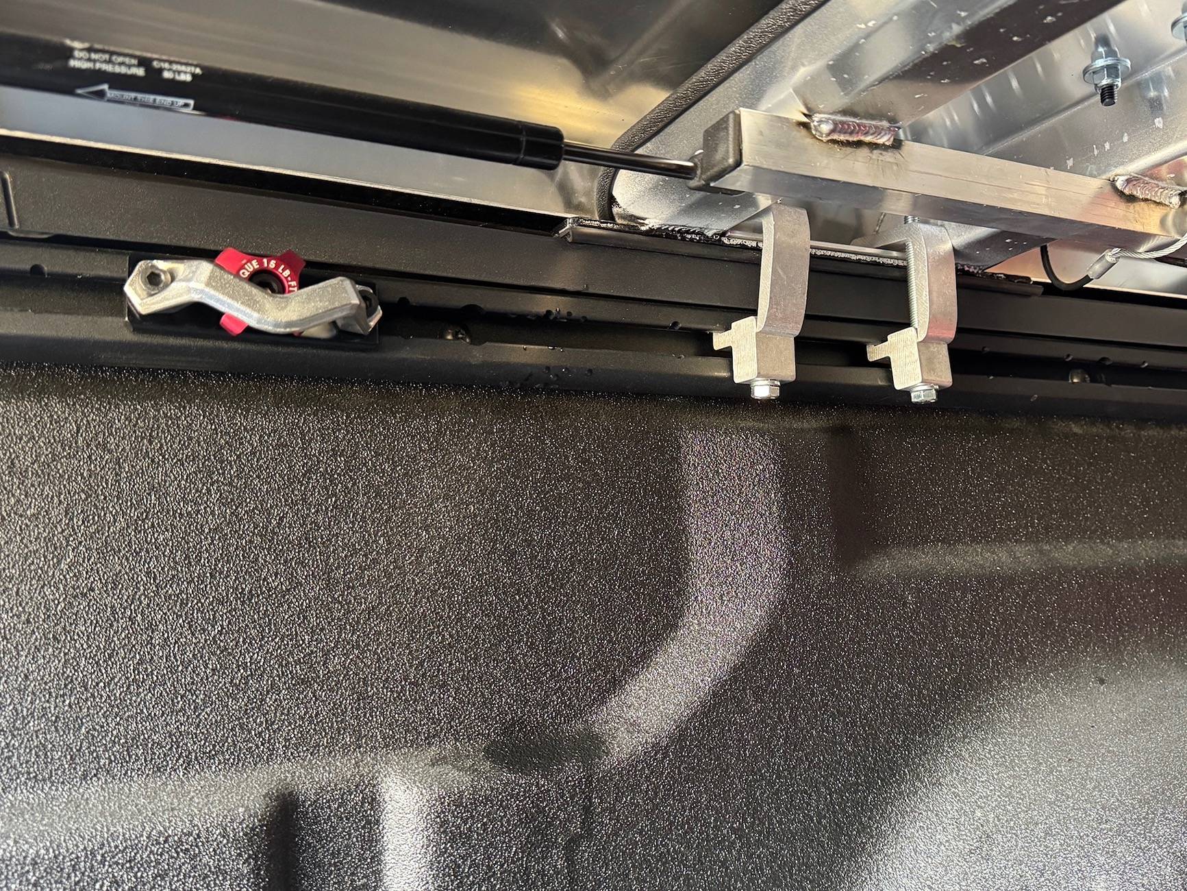 Jeep Gladiator Diamondback SE minor leaks near center section IMG_8915.JPG
