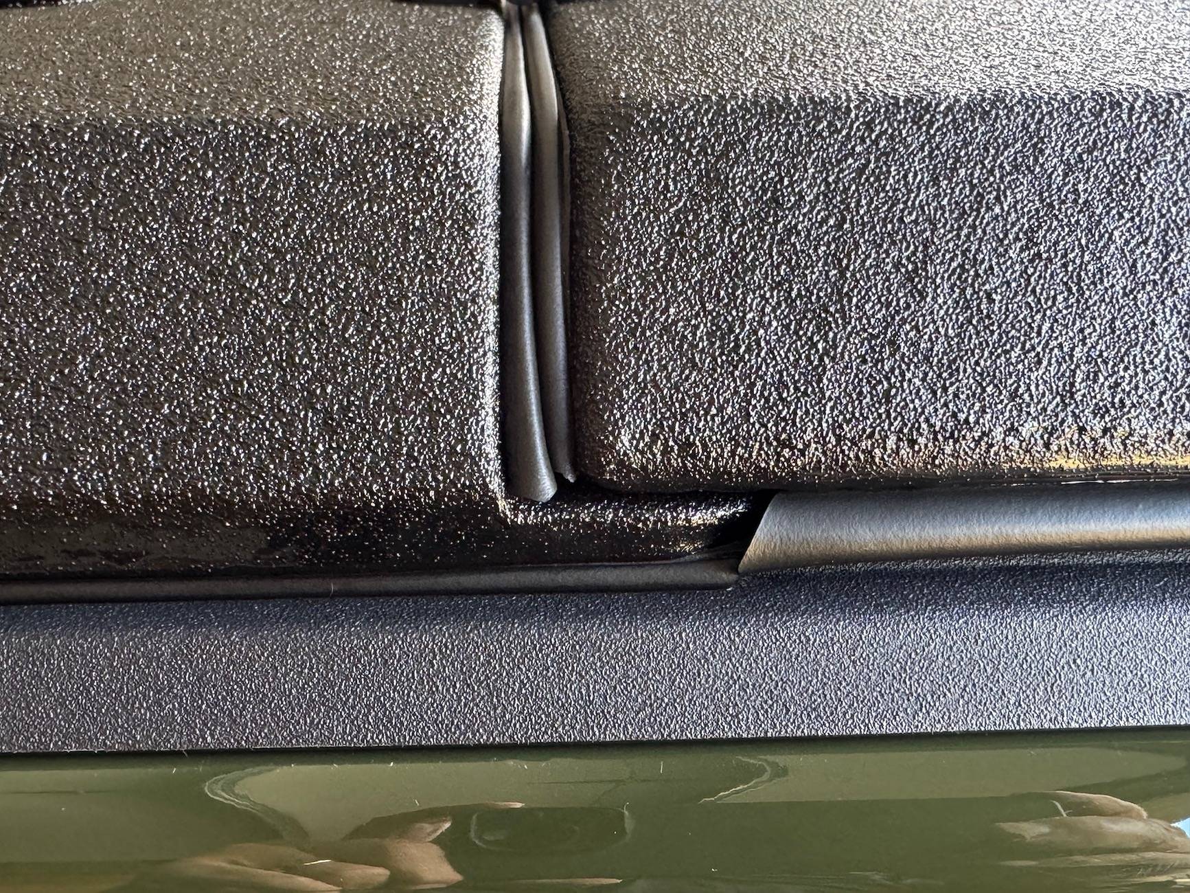 Jeep Gladiator Diamondback SE minor leaks near center section IMG_8918.JPG