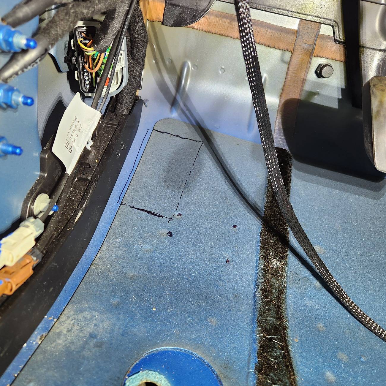 Jeep Gladiator DIY: Remove and replace drivers broken body mount bolt -- how-to instructions w/ photos 1000012992