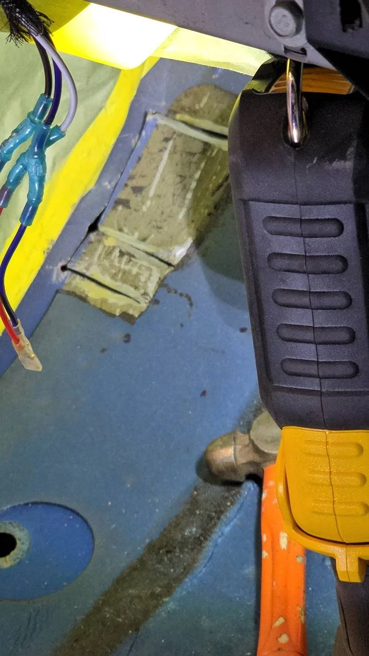 Jeep Gladiator DIY: Remove and replace drivers broken body mount bolt -- how-to instructions w/ photos 1000013026