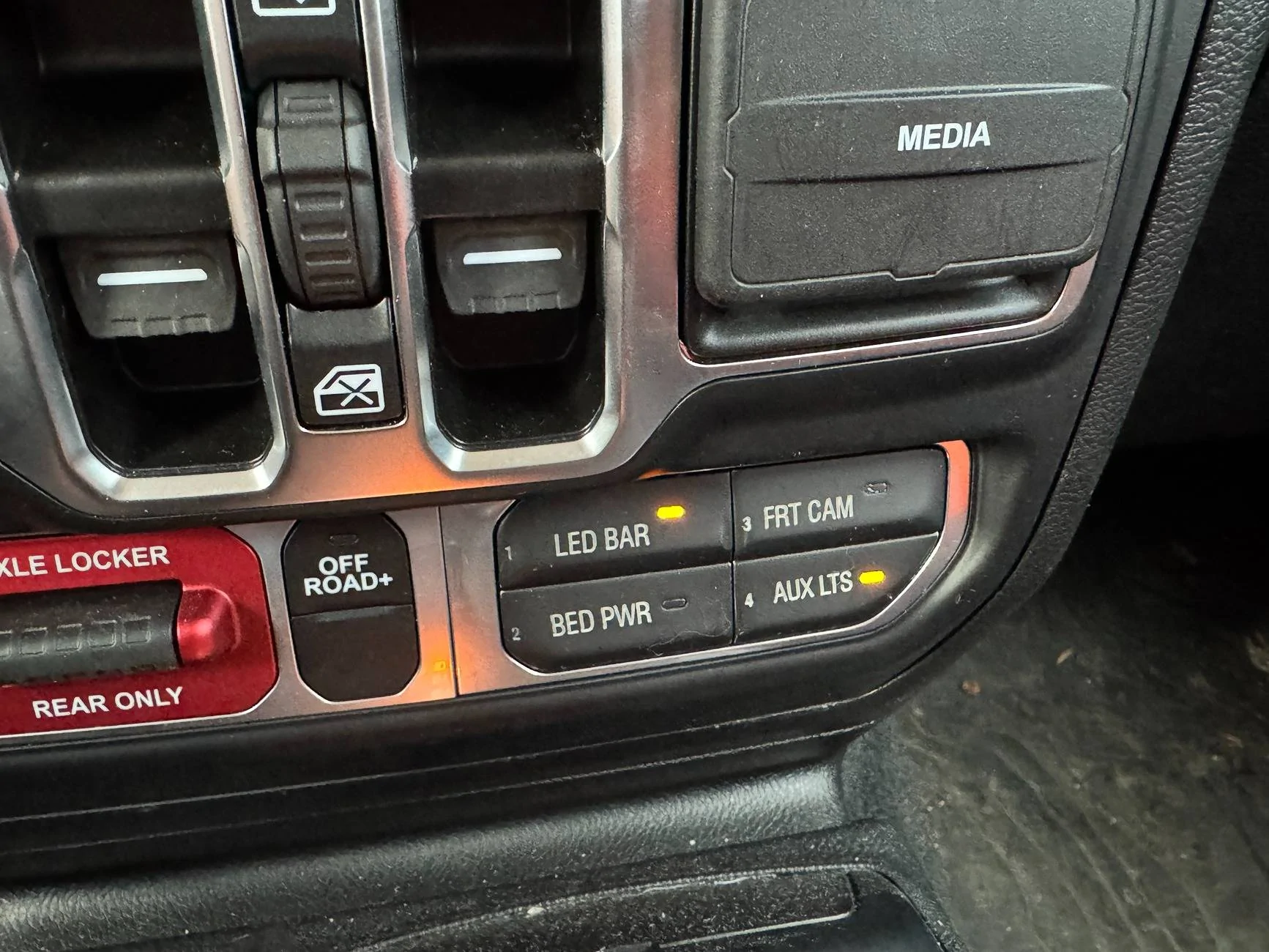 Aux2.JPG