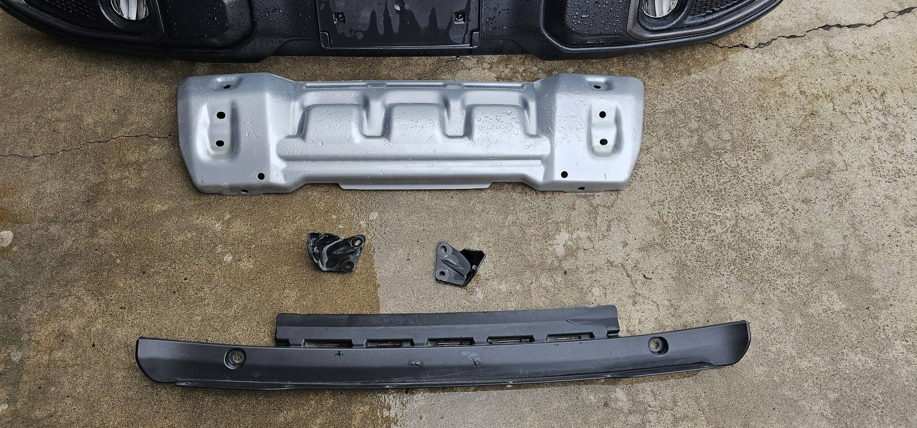 Jeep Gladiator SAN DIEGO - OEM LED fogs, Mojave skid plate and bumper with Rubicon hooks 20250306_155202