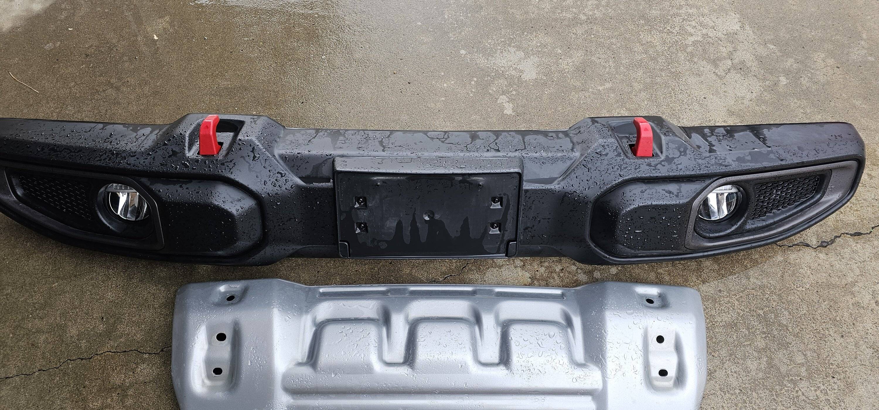 Jeep Gladiator SAN DIEGO - OEM LED fogs, Mojave skid plate and bumper with Rubicon hooks 20250306_155159