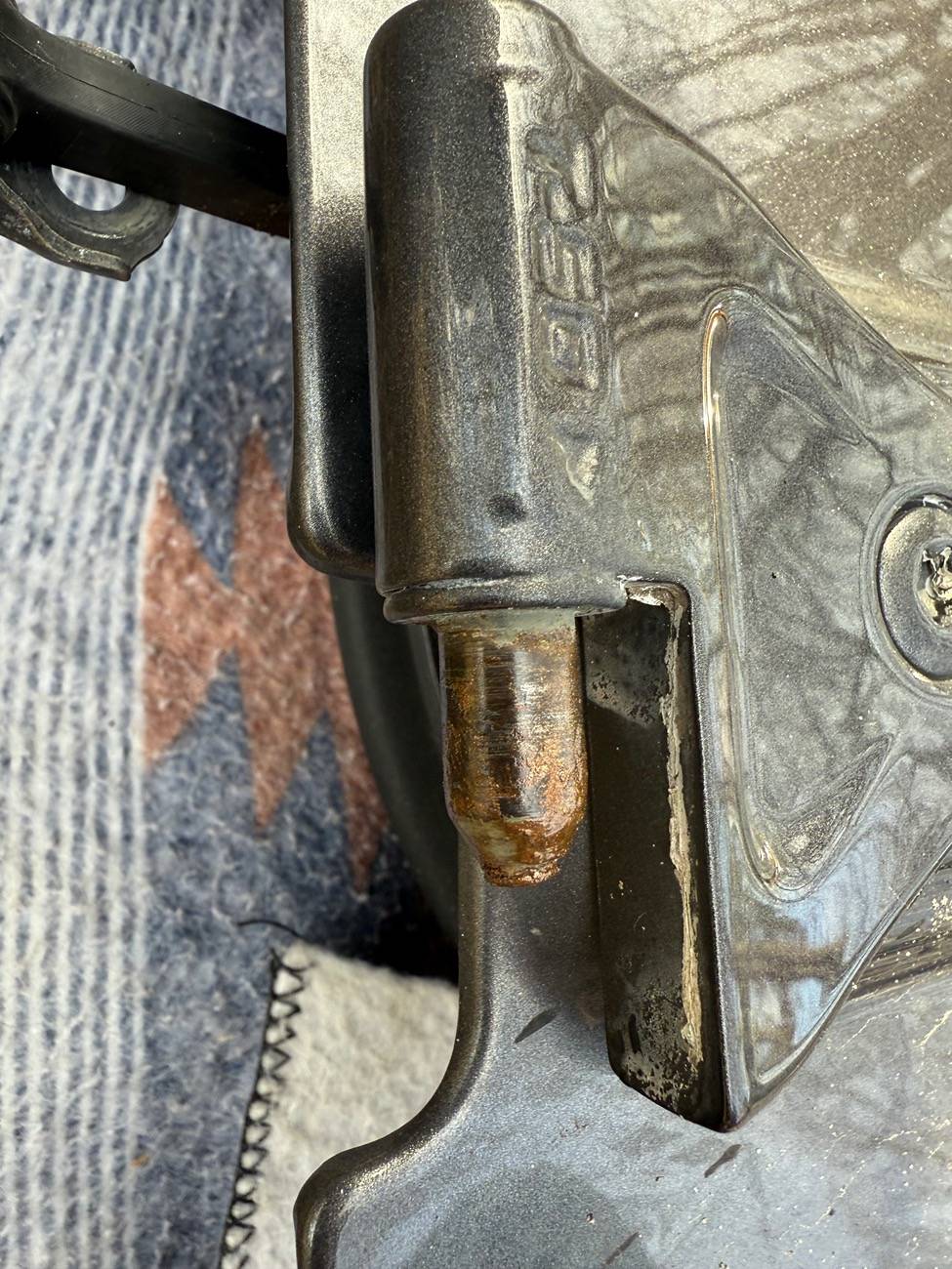 Jeep Gladiator The thread on the lower hinge of the driver side front door failed IMG_0622