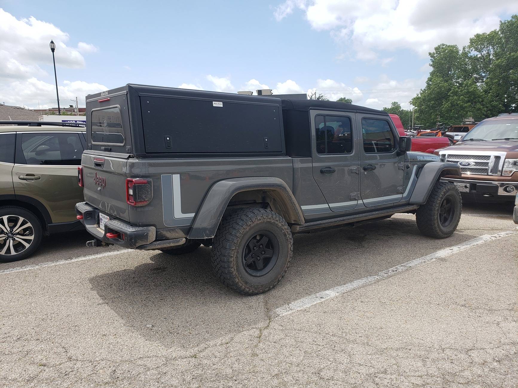 Jeep Gladiator Installing Soft Top with Alu-Cab. 20240601_142731