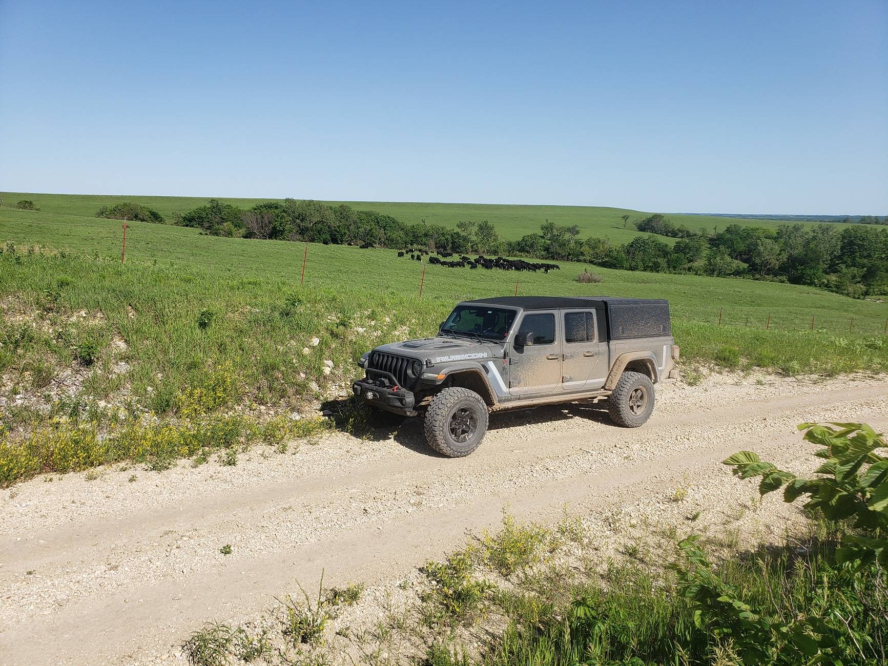 Jeep Gladiator Installing Soft Top with Alu-Cab. 20240527_170217