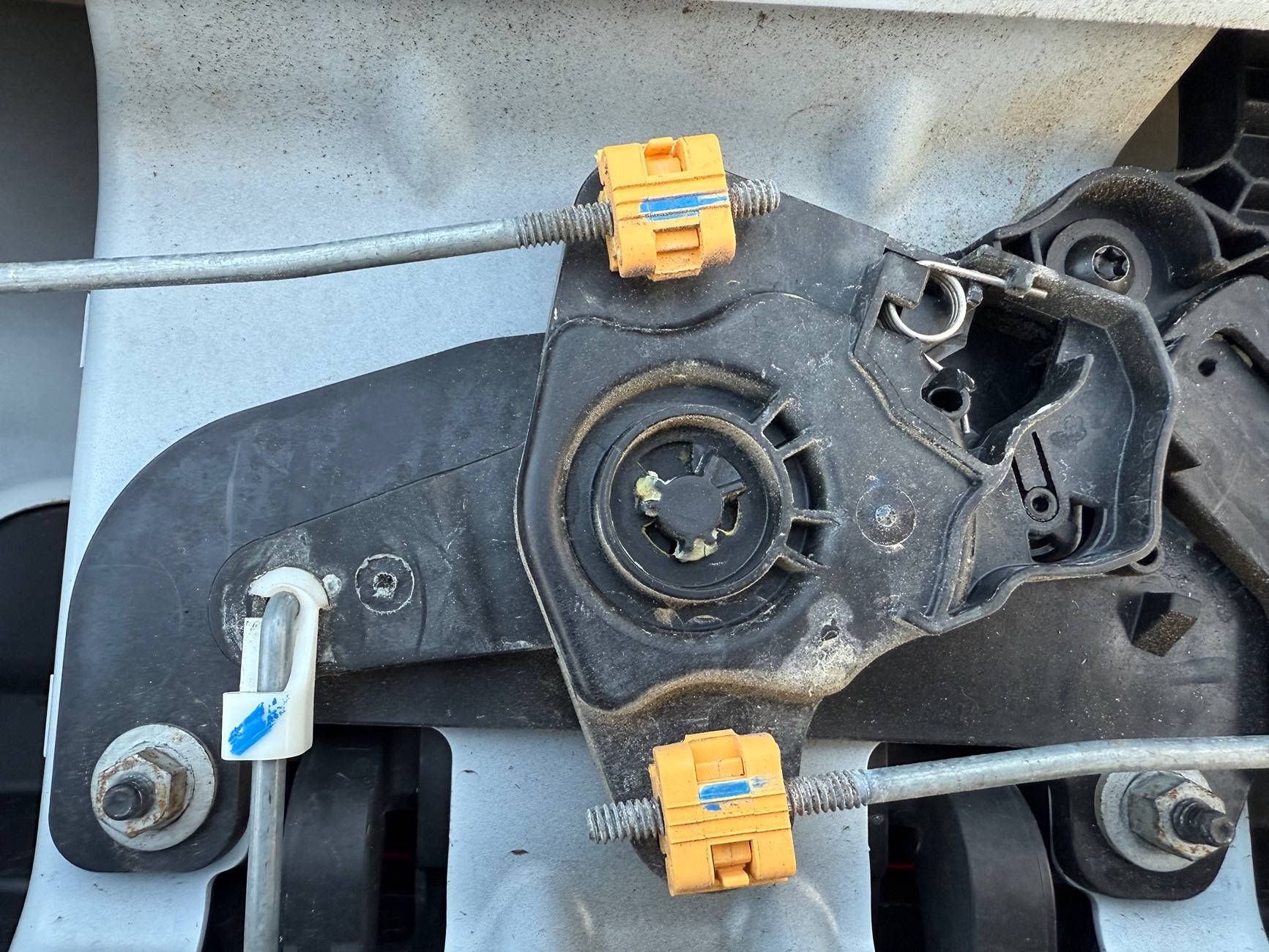 Jeep Gladiator Fixed - tailgate latch not working and hard tri-fold closed. IMG_0668