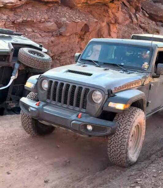 Jeep Gladiator Another Stock Mojave on 37s (Manual) 2025-03-18_073355