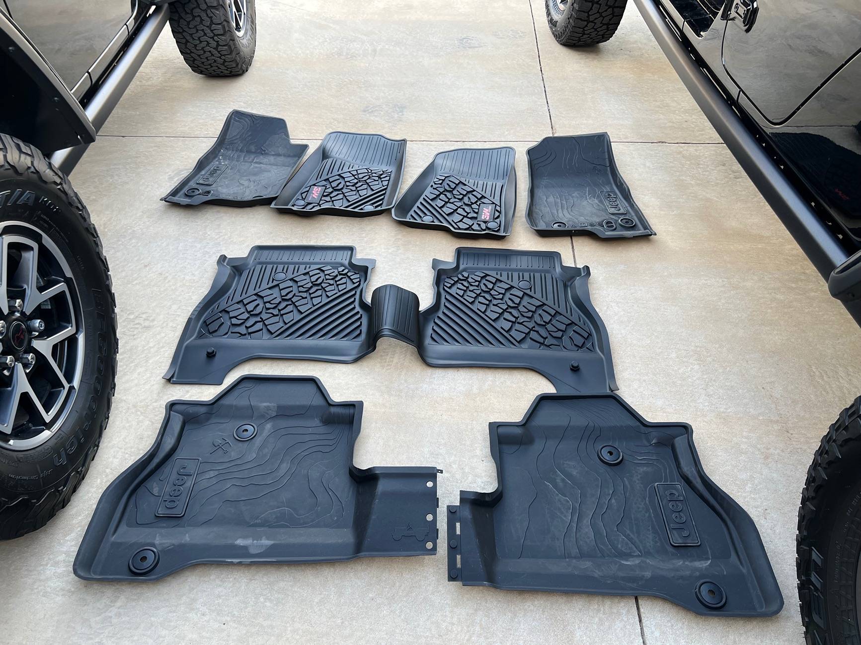 Jeep Gladiator I compare 3W Floor Mats vs Amazon Mats IMG_2183