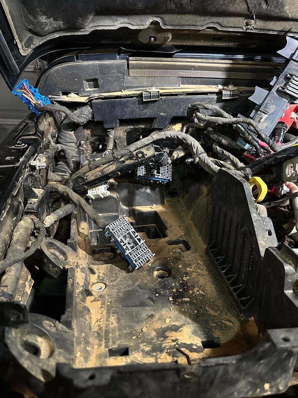 Jeep Gladiator Anyone had any luck with removing battery compartment? IMG_2219