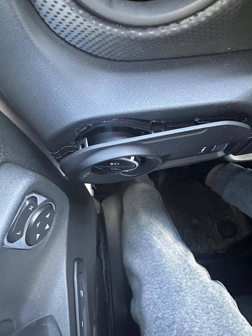 Jeep Gladiator OEM Auto Light Switch install? IMG_2809