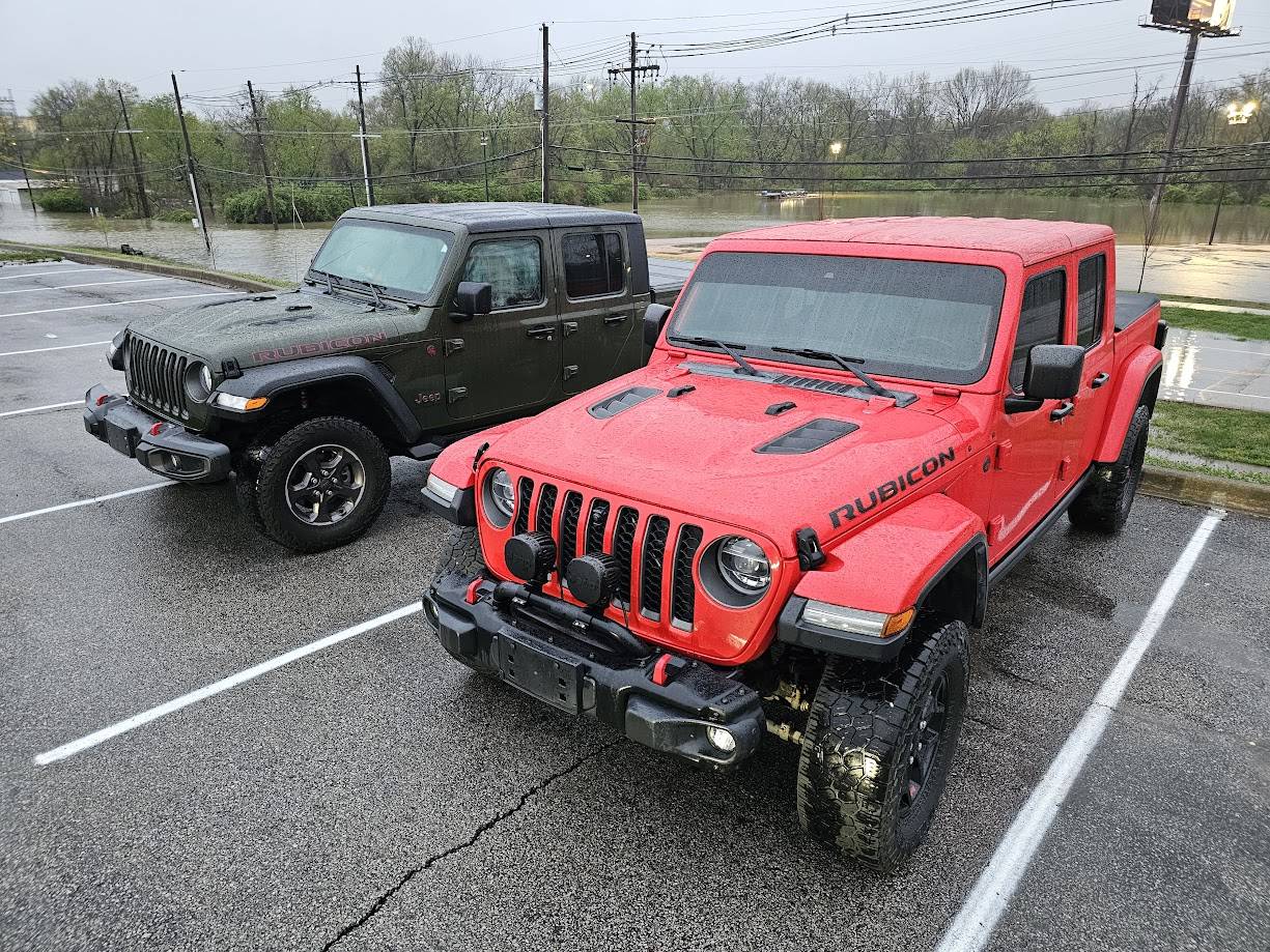 Jeep Gladiator Jeeps Parking Next To Jeeps 20250406_200943