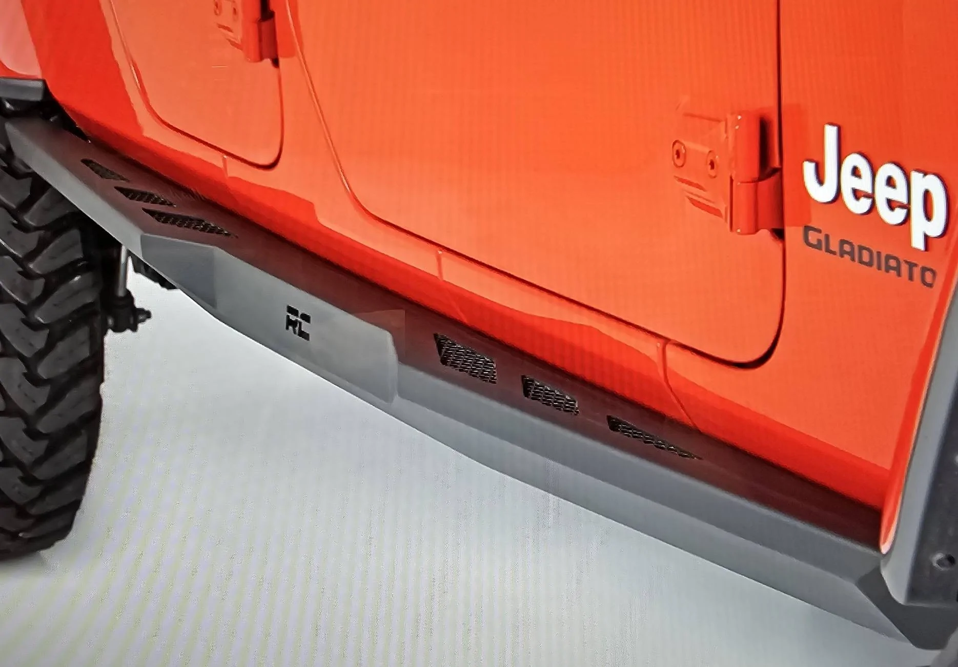 Jeep Gladiator Anyone have these Rough Country rocker guards/step? 20250407_180525