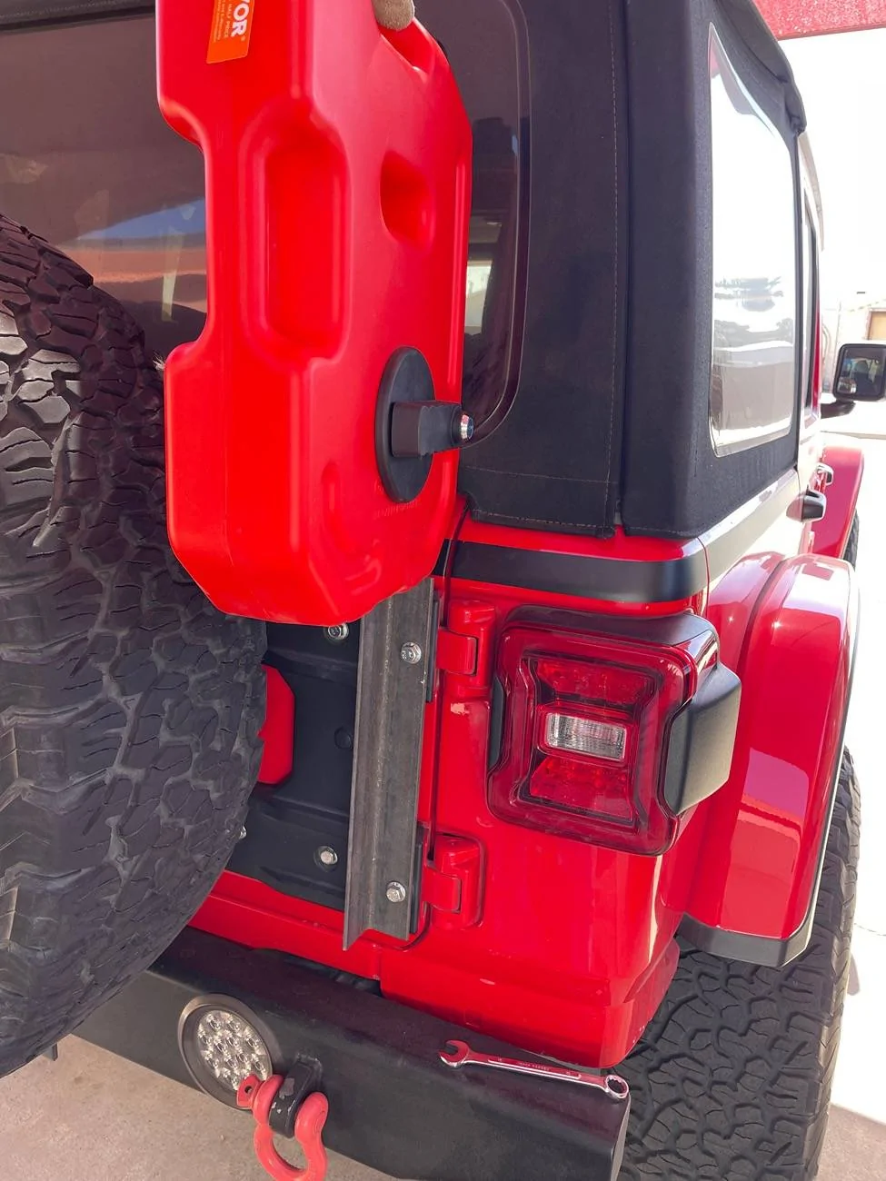 Jeep Gladiator Vevor Jerry Cans IMG_8937