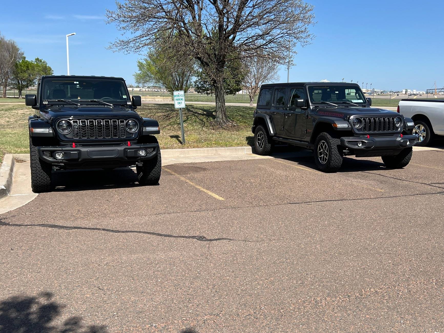 Jeep Gladiator Jeeps Parking Next To Jeeps IMG_2218