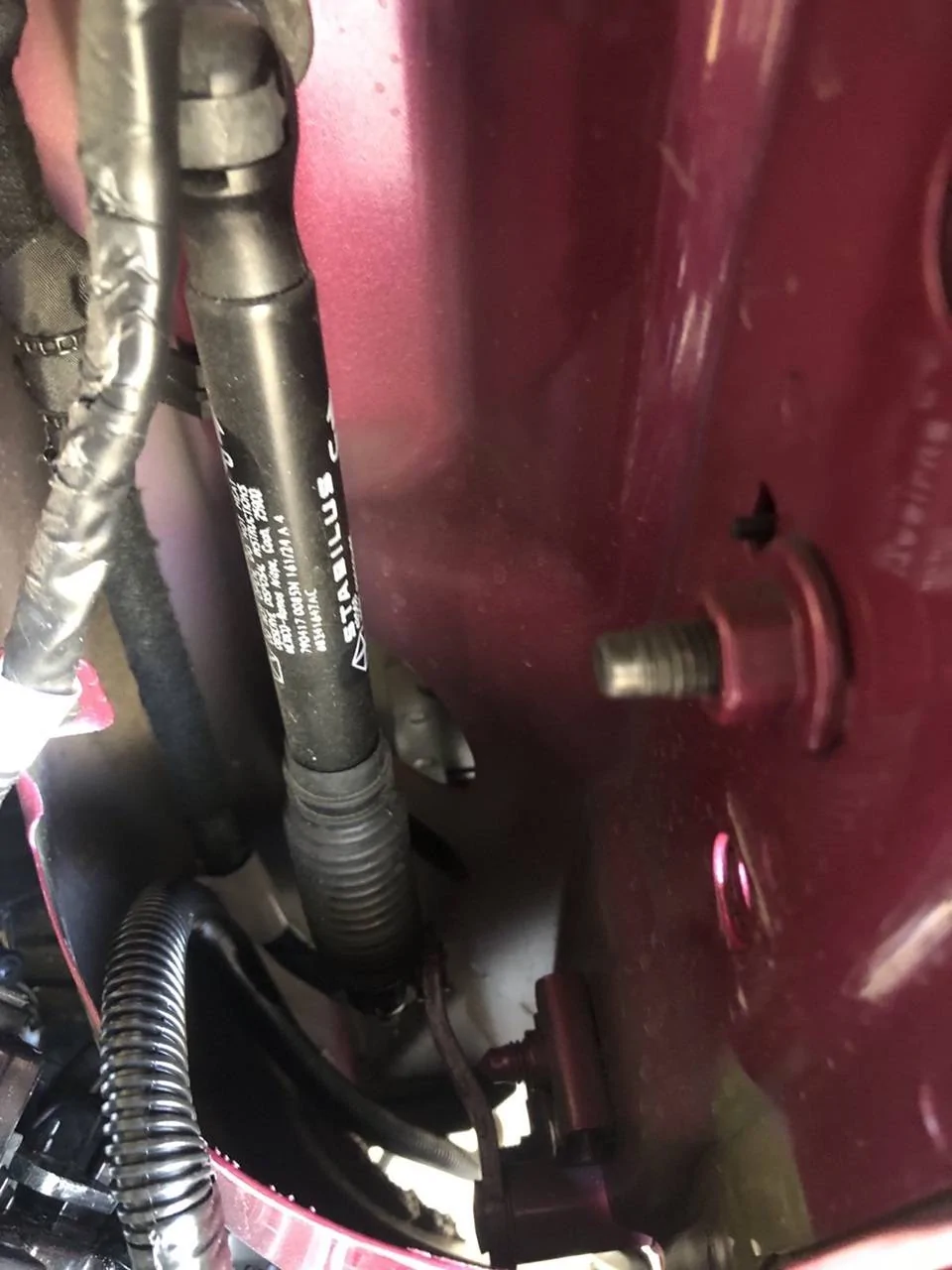 Jeep Gladiator Tip on Removing Tailgate on 2024 JT's with Soft Open function 2024 JT Gladiator Tailbate soft open gas cylinder & linkage photo #1