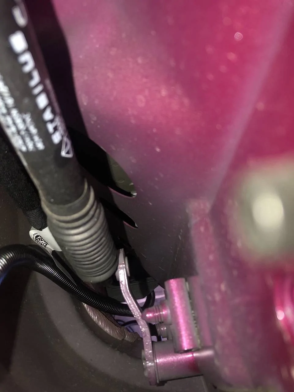 Jeep Gladiator Tip on Removing Tailgate on 2024 JT's with Soft Open function 2024 JT Gladiator Tailbate soft open gas cylinder & linkage photo #2
