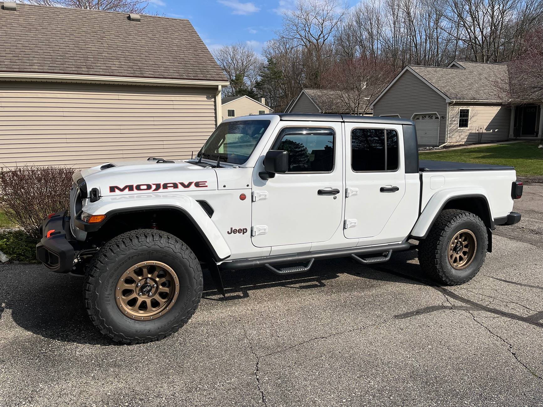 Jeep Gladiator Bronze or black rims on all white Gladiator? IMG_1840