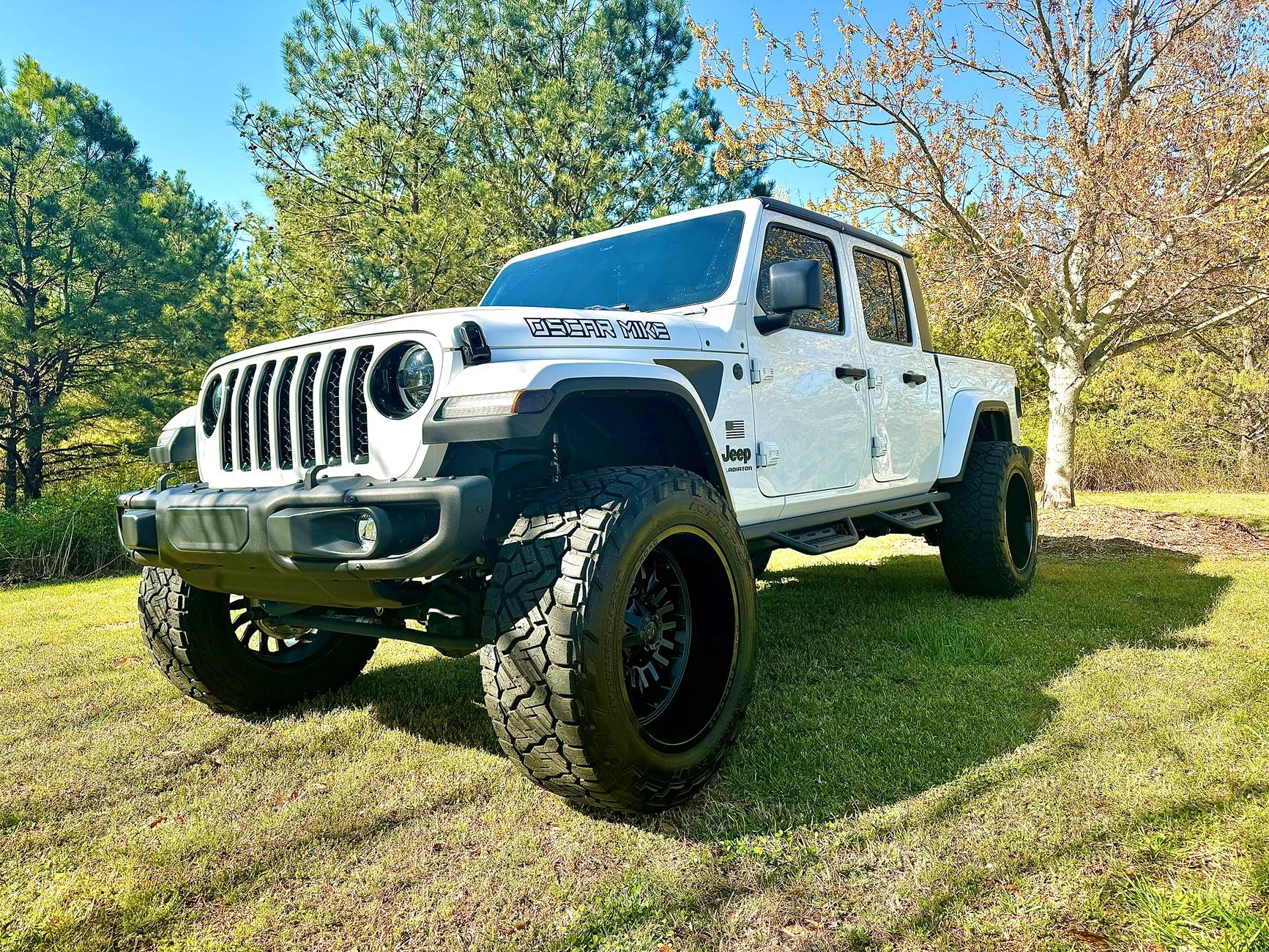 Jeep Gladiator Bronze or black rims on all white Gladiator? IMG_1735