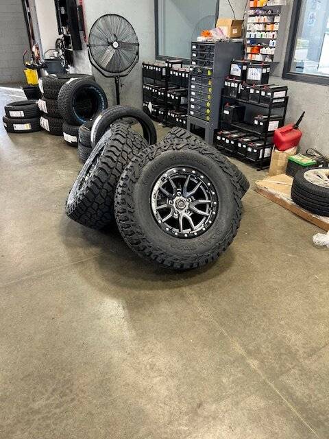 Jeep Gladiator BRIGHT WHITE Gladiator JT Club Tires Mounted