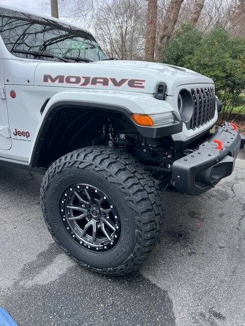 Jeep Gladiator BRIGHT WHITE Gladiator JT Club Tires On