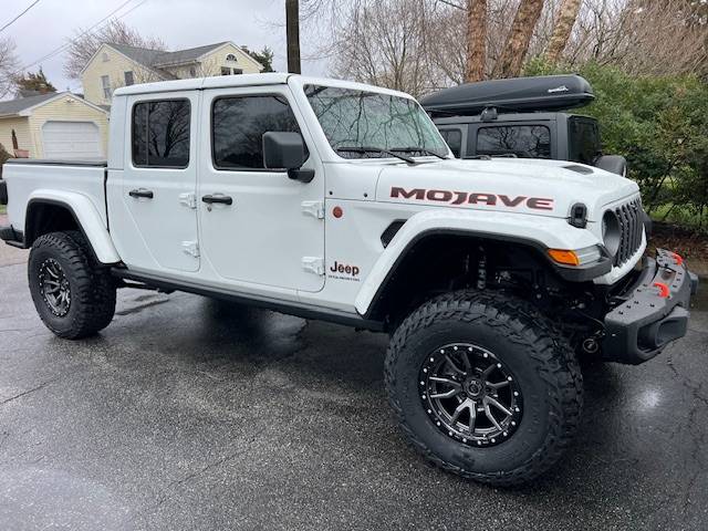 Jeep Gladiator BRIGHT WHITE Gladiator JT Club Tires on 2