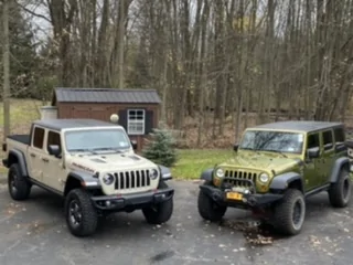 Jeep Gladiator Jeeps Parking Next To Jeeps A1EF4249-49A2-4CB9-8512-7CF5912DBDBE