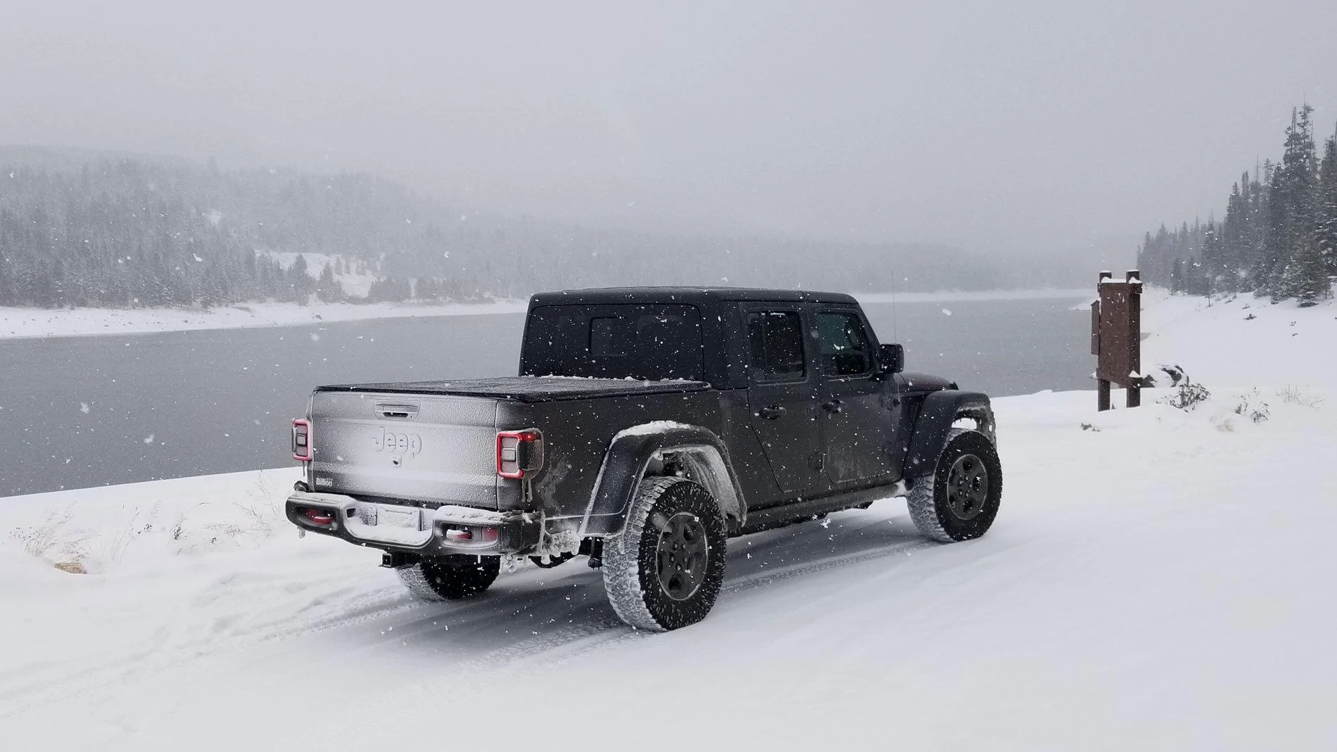 Jeep Gladiator Playing in the snow 20191028_144519