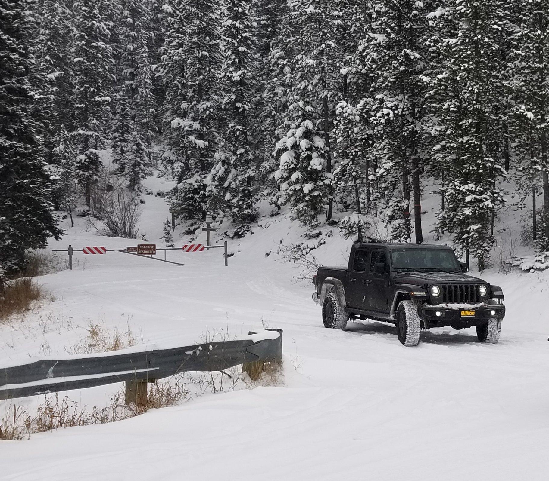 Jeep Gladiator Playing in the snow 20191104_220813