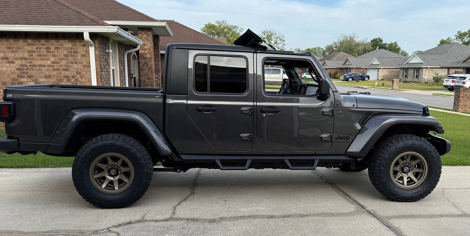Jeep Gladiator 2024 Sport S - 33x12.5xr17s IMG_9893