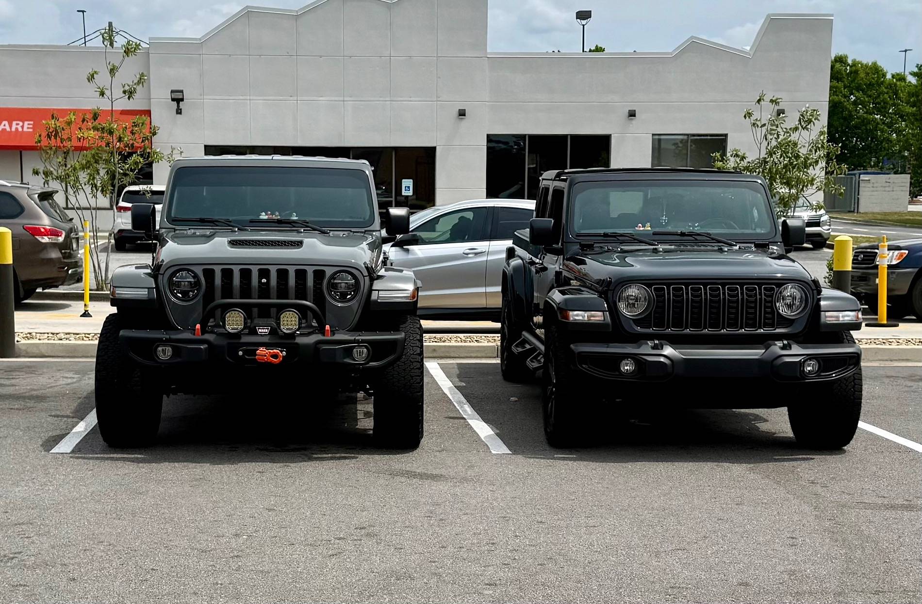 Jeep Gladiator Jeeps Parking Next To Jeeps IMG_1820