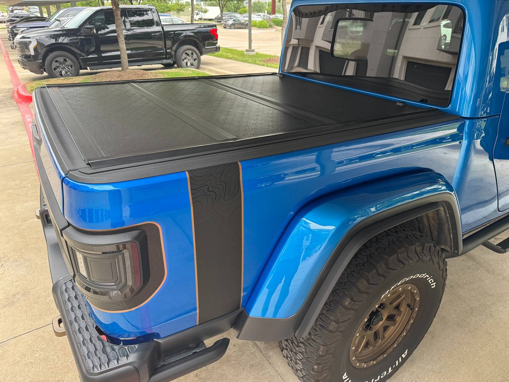 Jeep Gladiator Rugged Ridge Hard Tri-Fold Tonneau Cover IMG_6565