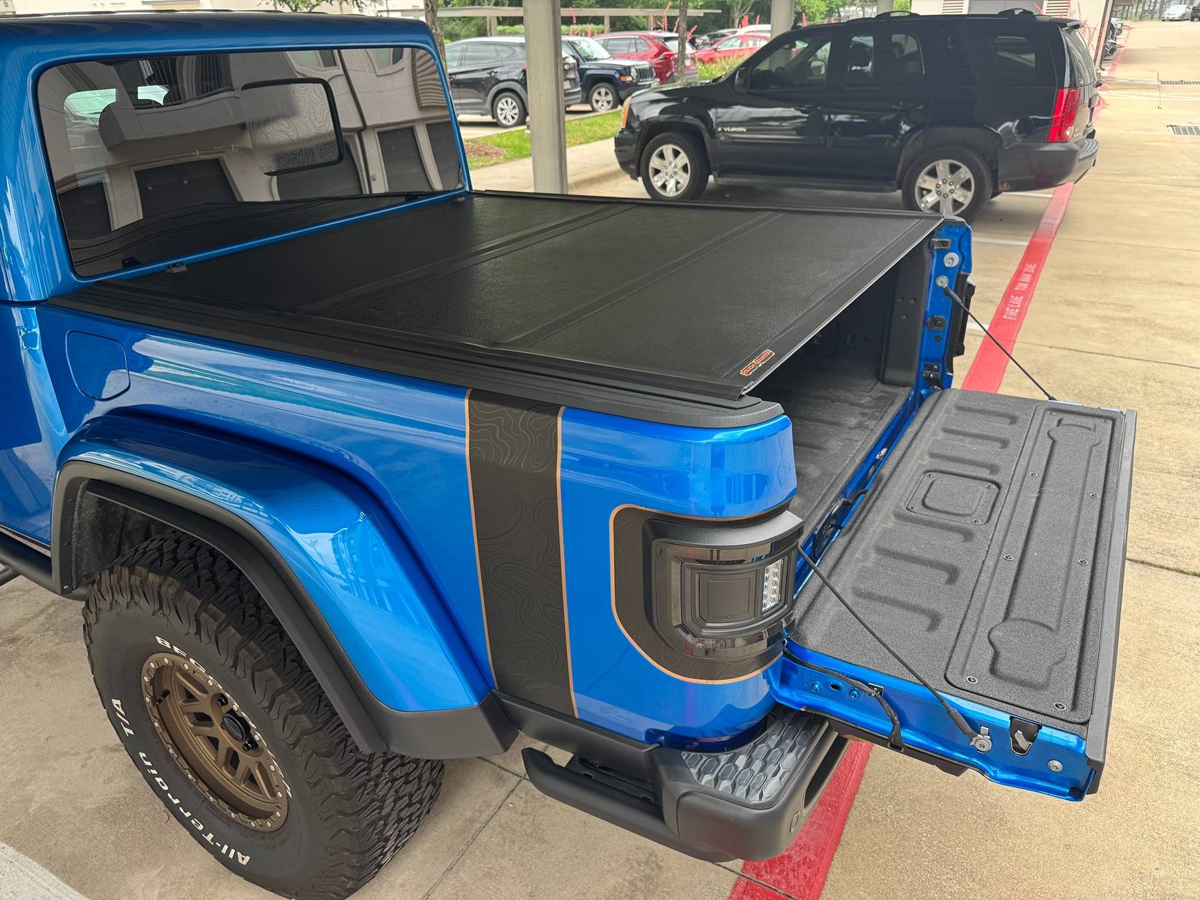 Jeep Gladiator Rugged Ridge Hard Tri-Fold Tonneau Cover IMG_6563