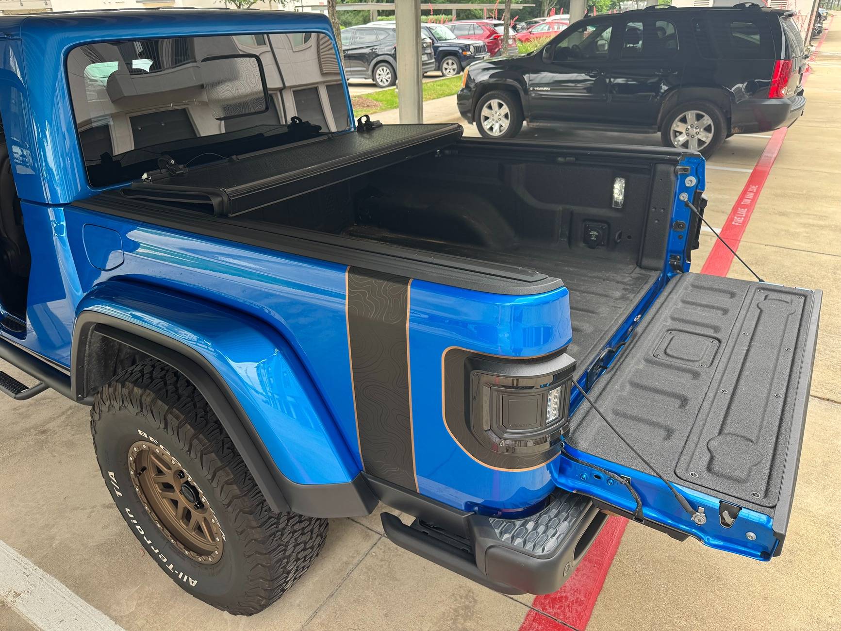 Jeep Gladiator Rugged Ridge Hard Tri-Fold Tonneau Cover IMG_6560