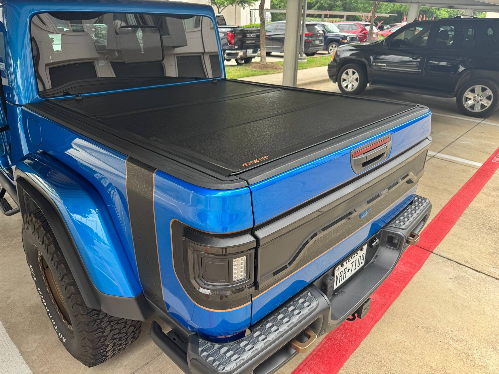 Jeep Gladiator Rugged Ridge Hard Tri-Fold Tonneau Cover IMG_6564