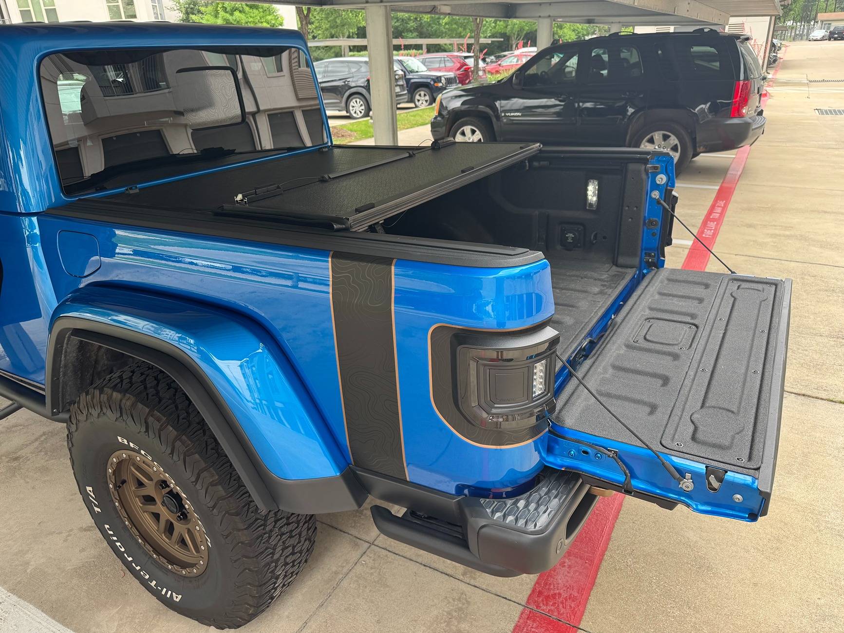 Jeep Gladiator Rugged Ridge Hard Tri-Fold Tonneau Cover IMG_6562
