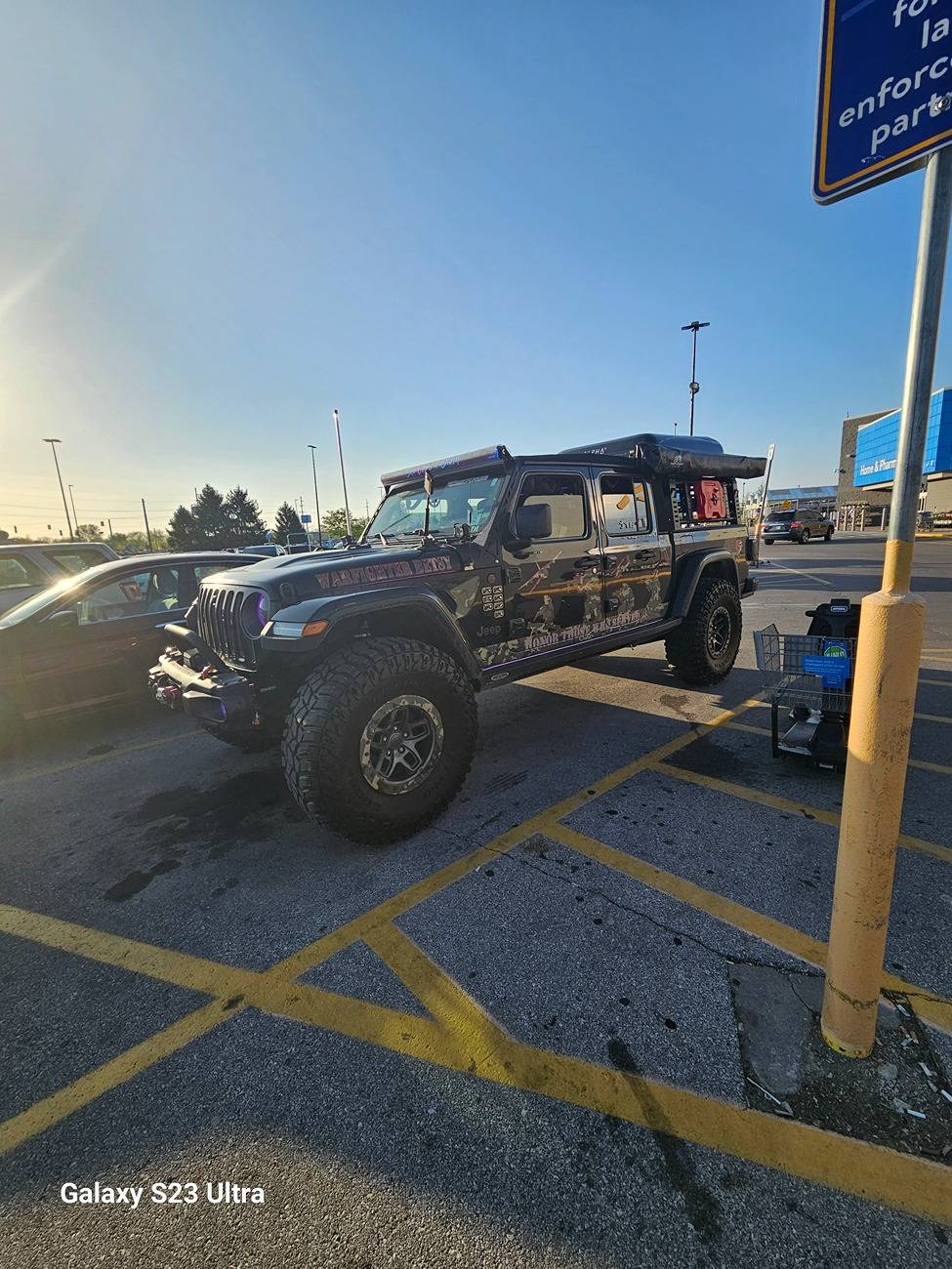 Jeep Gladiator "Betsy" The Memorial Gladiator 1000024102
