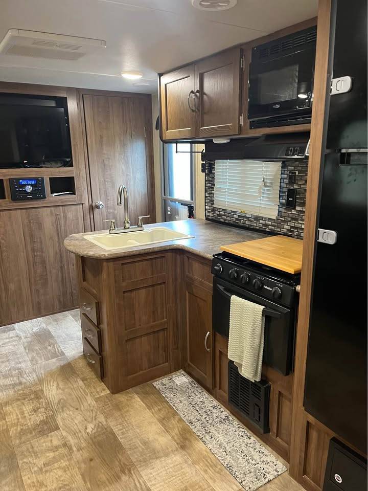 Jeep Gladiator 2018 Gulf Stream Ameri-Lite 268BH REDUCED AGAIN IMG_6163