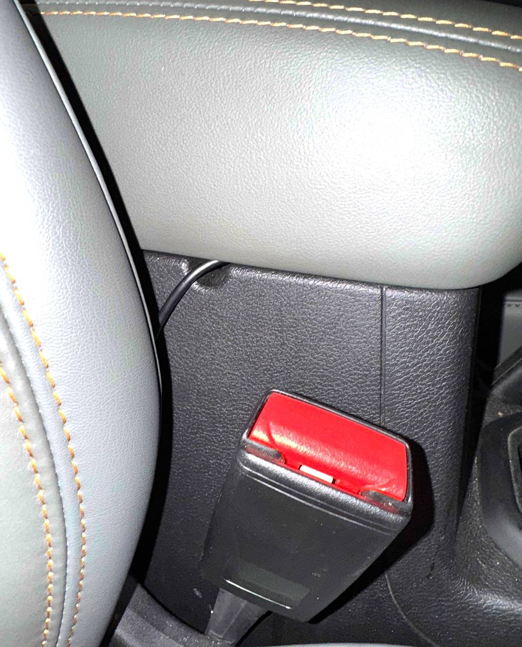 Jeep Gladiator 2024-25 Gladiator Wireless Charging IMG_3363