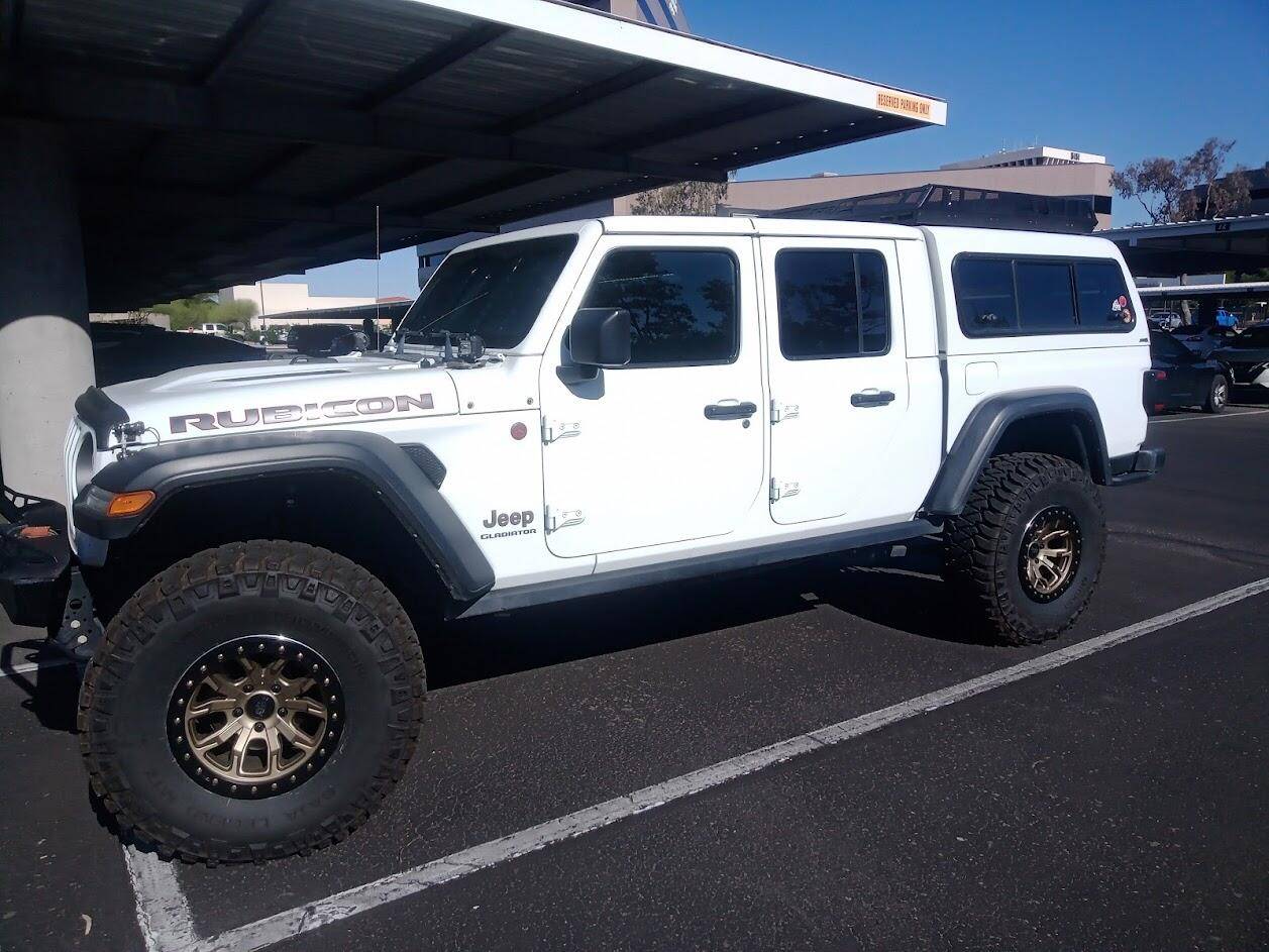Jeep Gladiator Bronze or black rims on all white Gladiator? 1746204843292-o