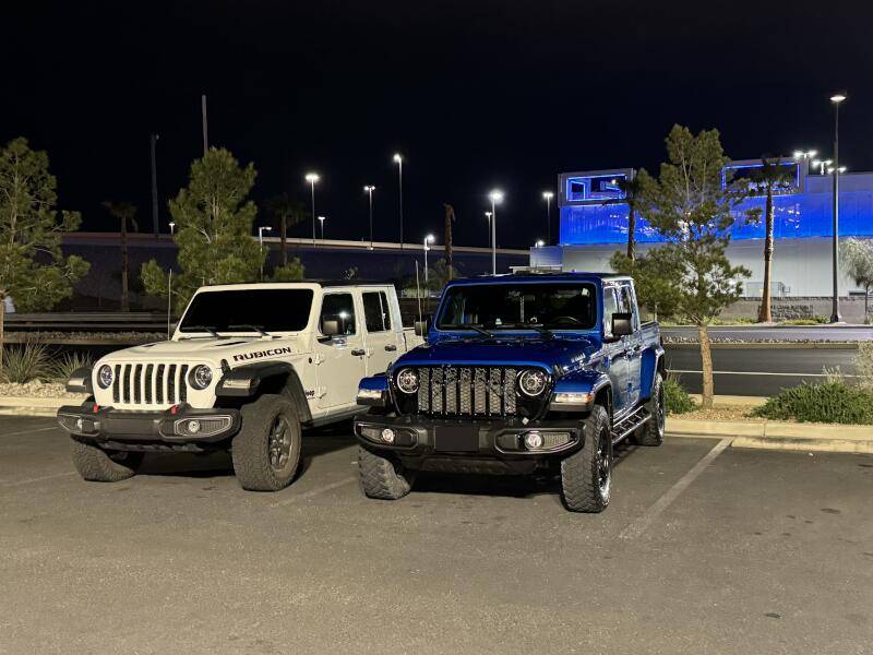 Jeep Gladiator Jeeps Parking Next To Jeeps IMG_6107