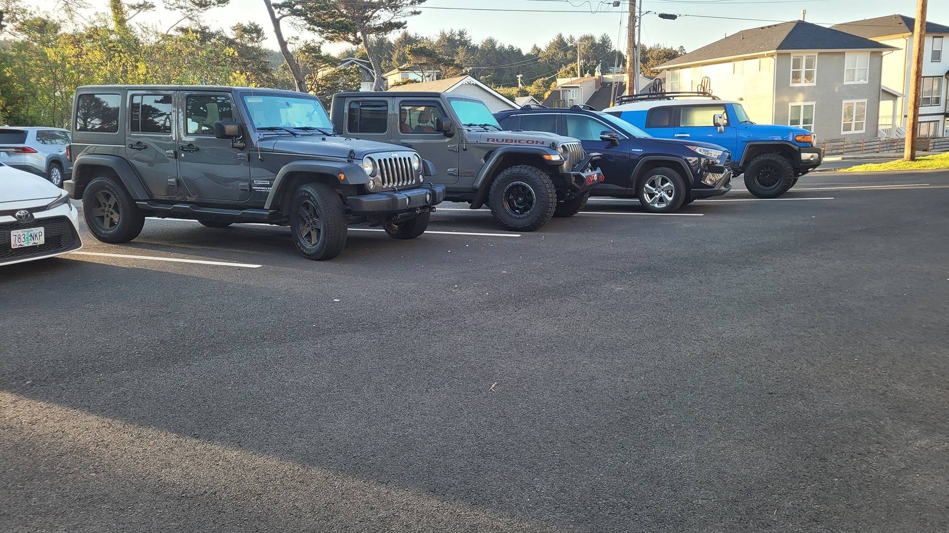 Jeep Gladiator Jeeps Parking Next To Jeeps 20250504_070347