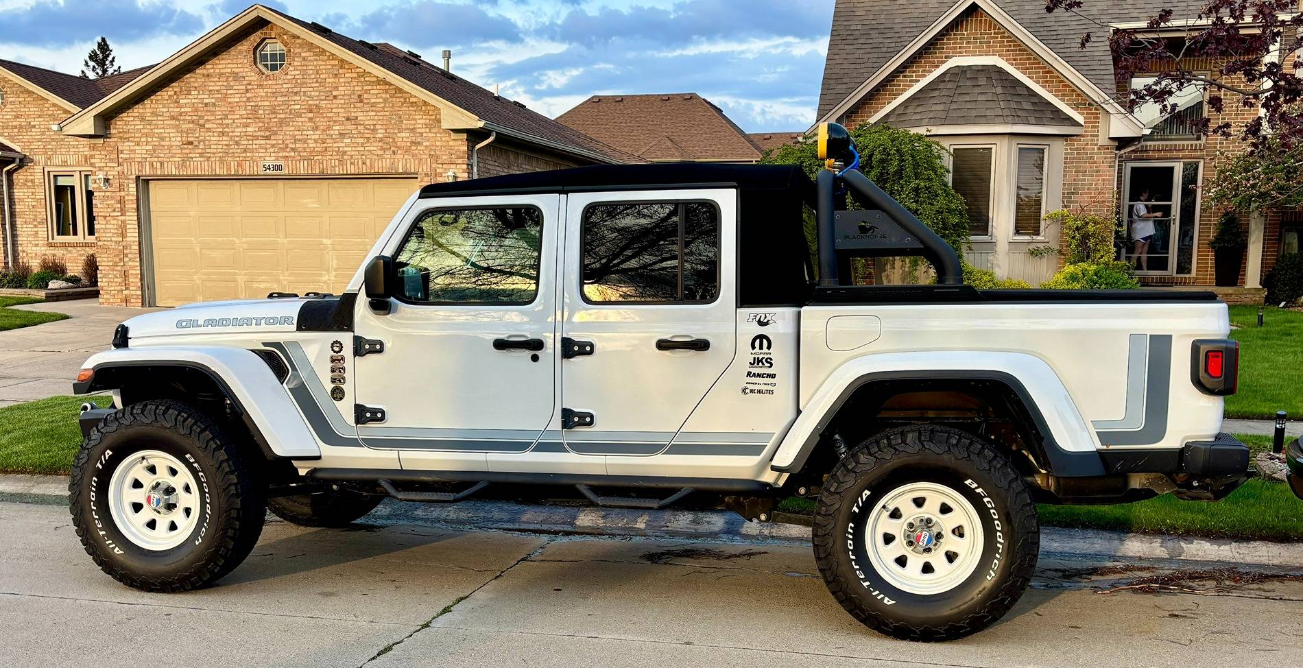 Jeep Gladiator Soft Top with Light/Roll Bar Question BFG 37