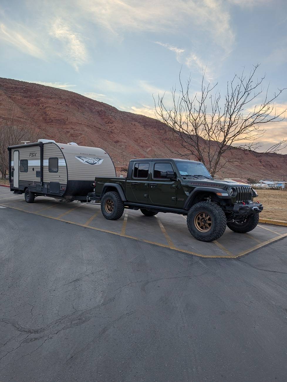 Jeep Gladiator Clayton Overland Plus vs Metalcloak Gamechanger - with towing PXL_20250223_004119120