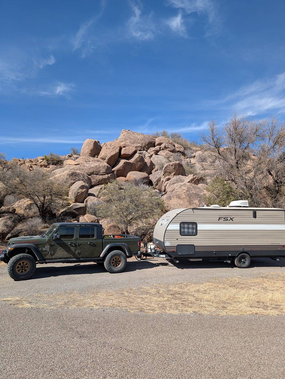 Jeep Gladiator Clayton Overland Plus vs Metalcloak Gamechanger - with towing PXL_20250305_210045742