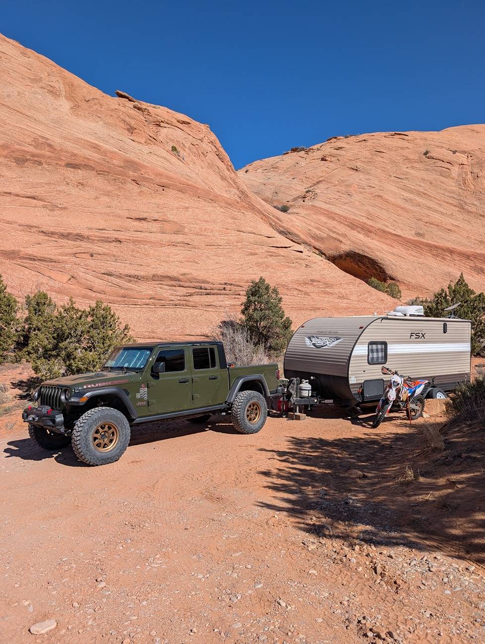 Jeep Gladiator Clayton Overland Plus vs Metalcloak Gamechanger - with towing PXL_20250223_202221283