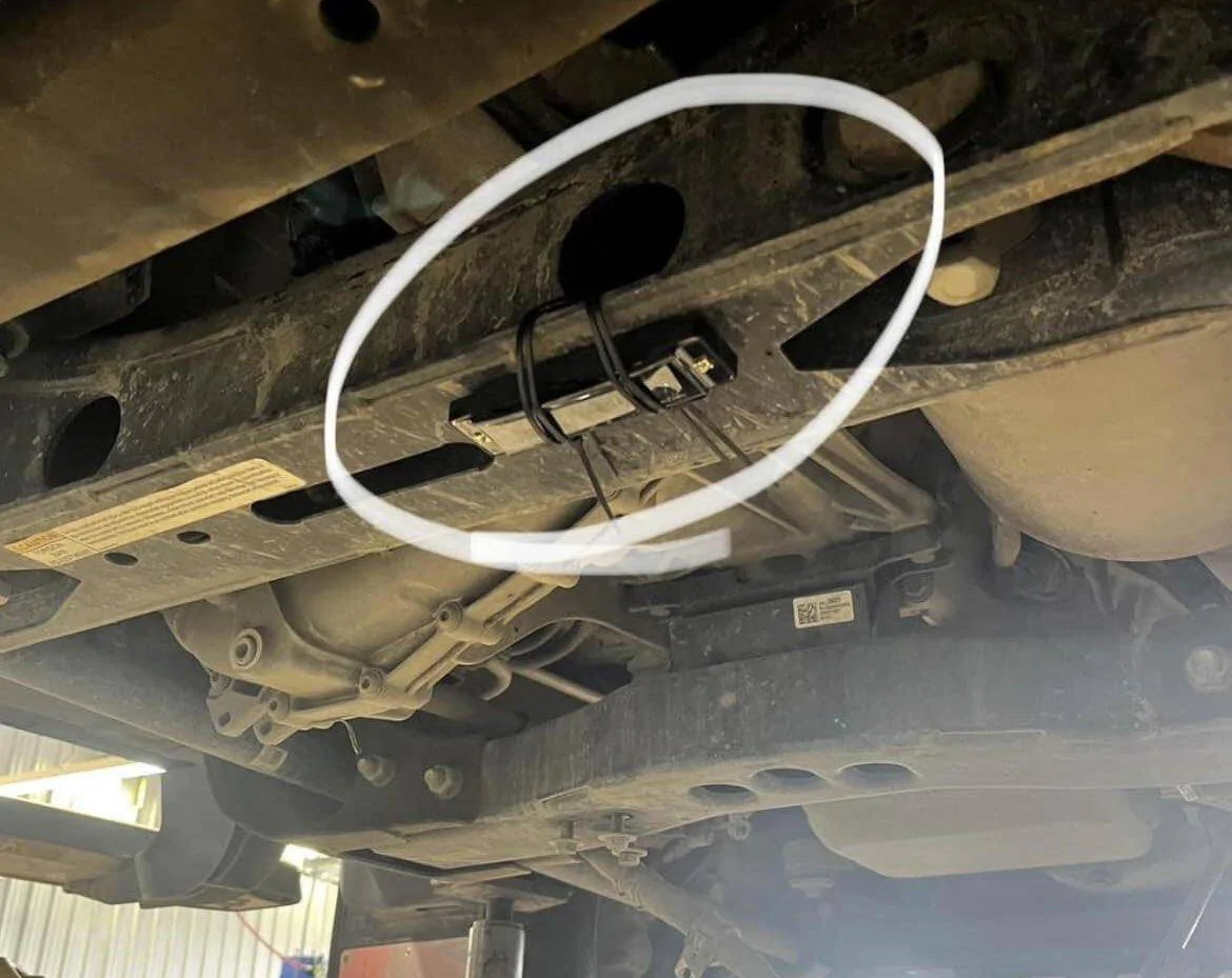 Jeep Gladiator Can anyone take a pic of their windshield bottom seal area? 1746976241921-ta
