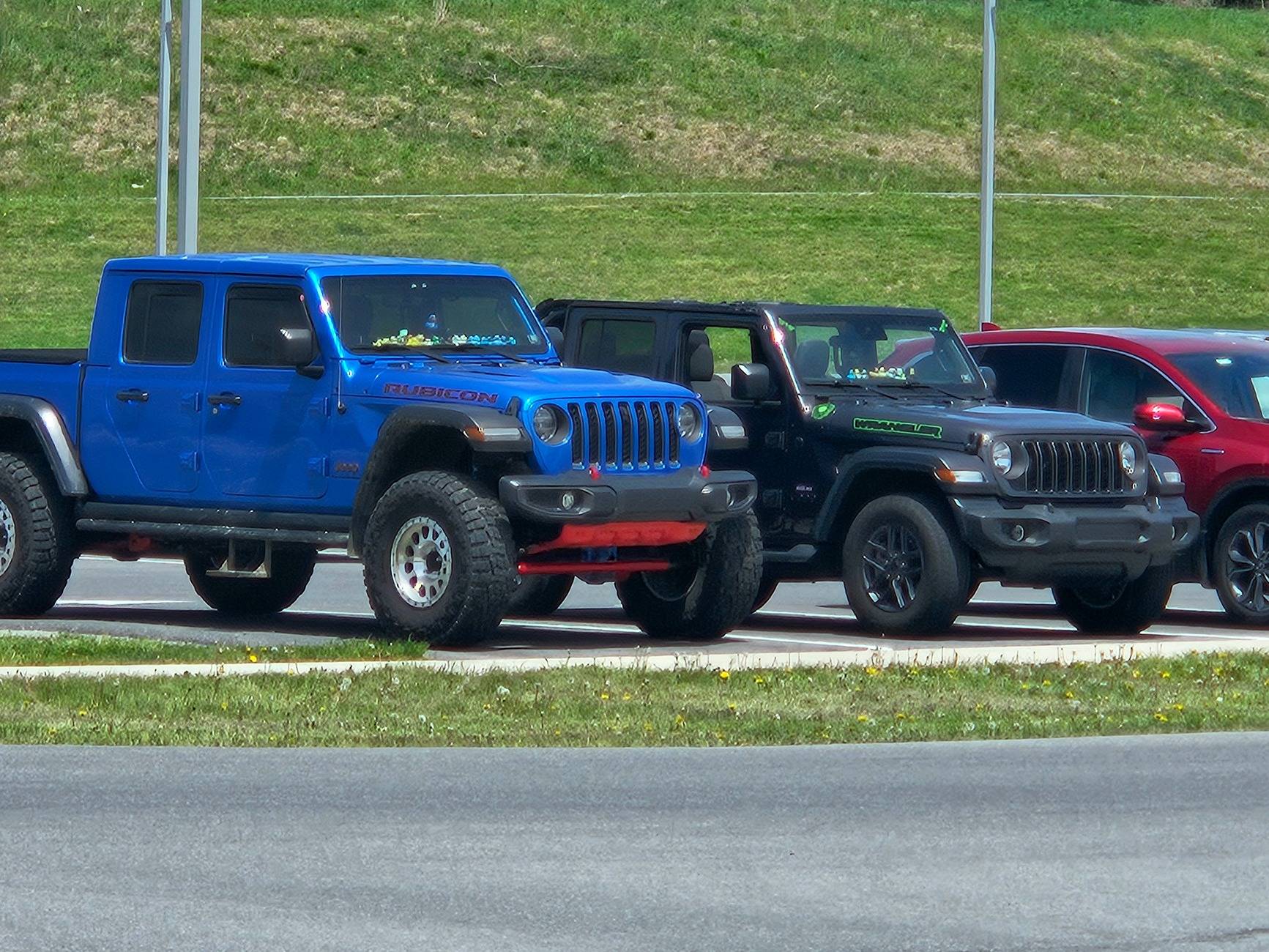 Jeep Gladiator Jeeps Parking Next To Jeeps 20250511_132805
