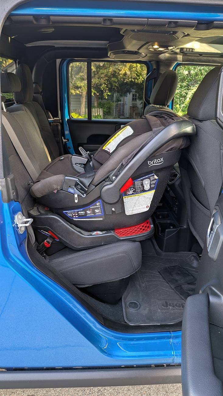 Jeep Gladiator Rear seat child seat room 1000002439