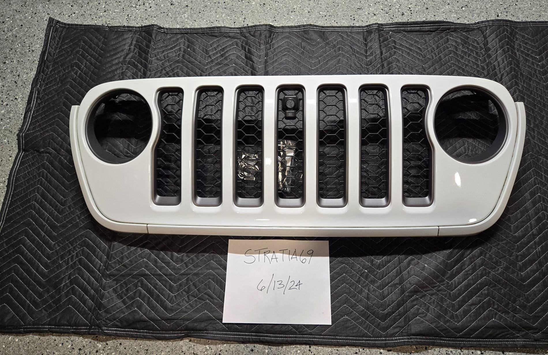 Jeep Gladiator White Grille with camera mount 20240613_140738